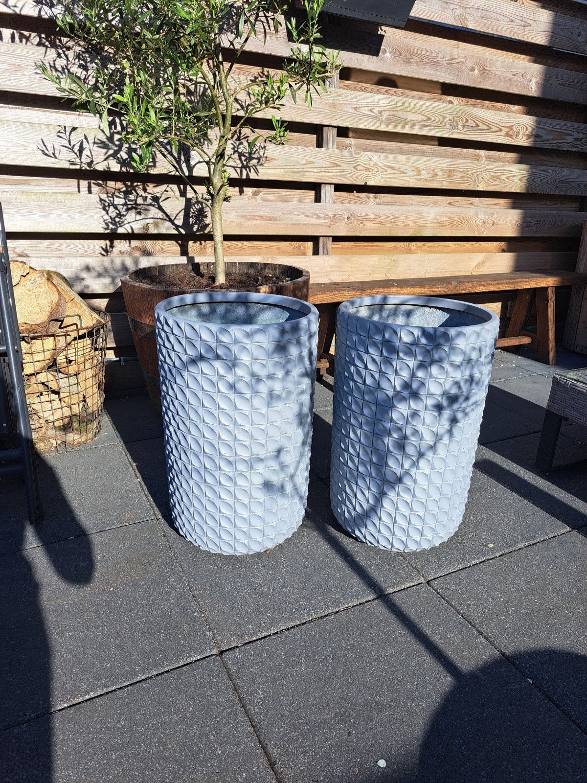 2 Grote Bloempotten met Uniek Reliëf - Grijs, Ophalen of Verzenden
