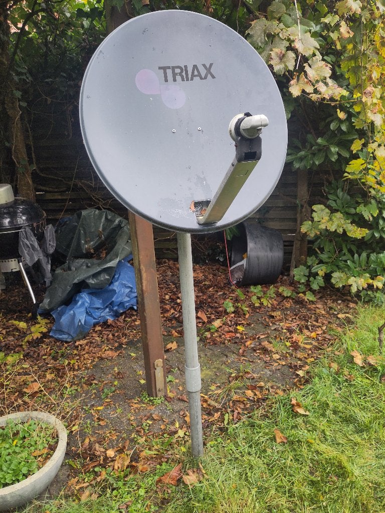 Triax satelliet schotel met statiefpaal, Ophalen, Gebruikt, (Schotel)antenne, Overige merken
