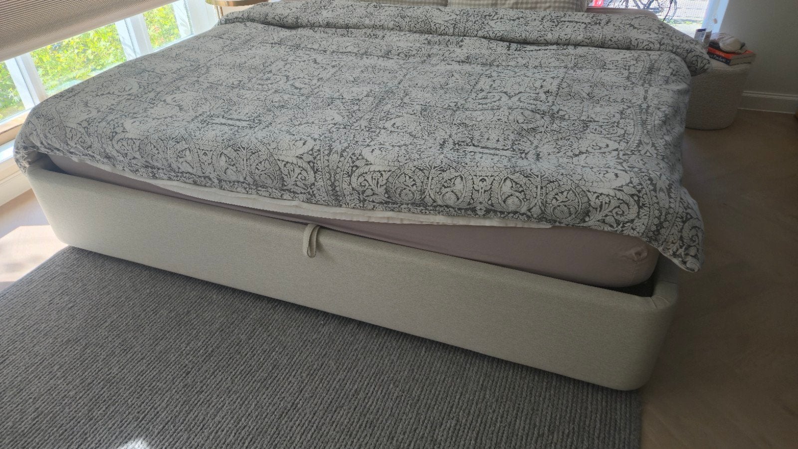 Nira Bedframe 200x200cm met opbergruimte, Beige, Tweepersoons, Ophalen of Verzenden, Zo goed als nieuw