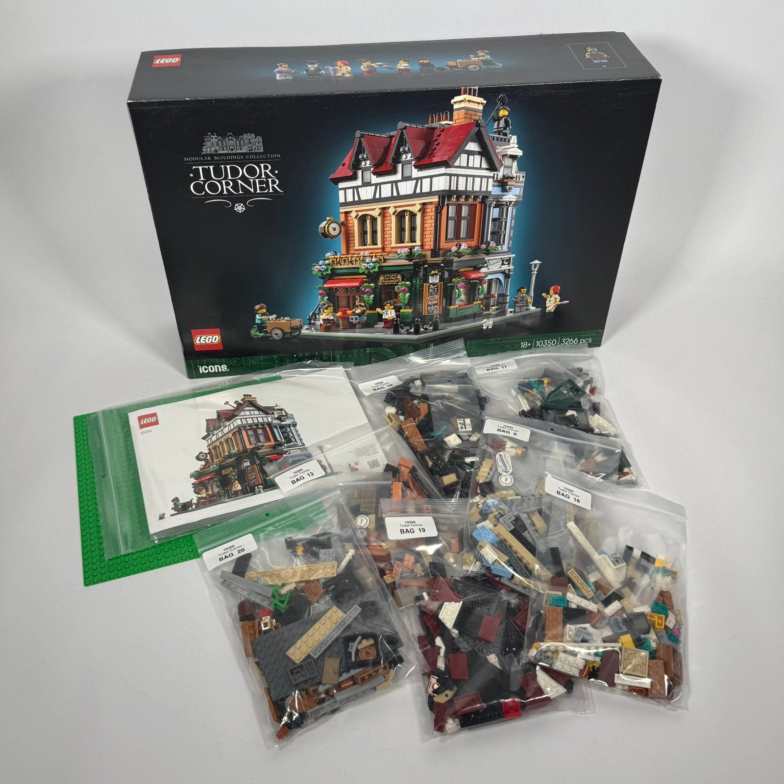 LEGO Icons 10350 Tudor Corner, Compleet, Lego, Ophalen of Verzenden, Zo goed als nieuw
