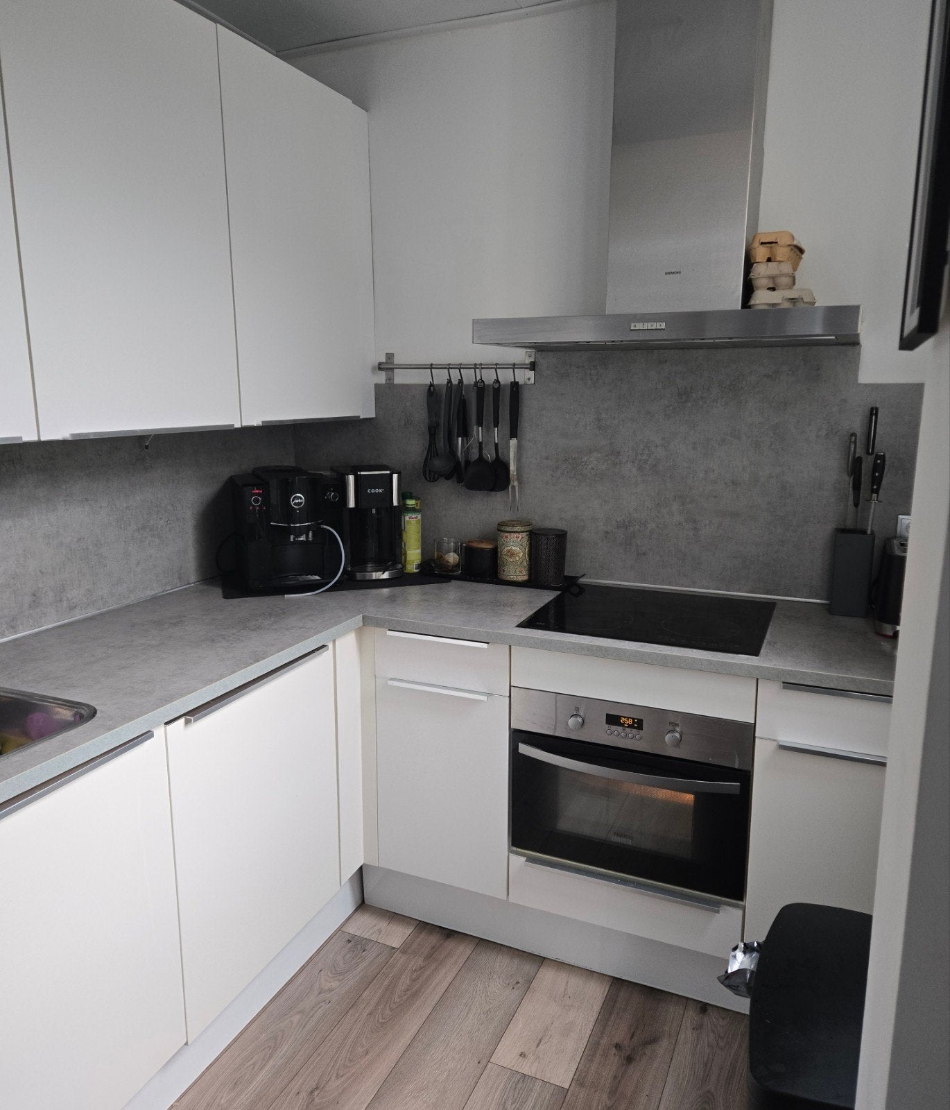 Hoekkeuken mat wit  met Aeg/Zanussi apparatuur, Ophalen, Gebruikt, Wit, Hoekkeuken