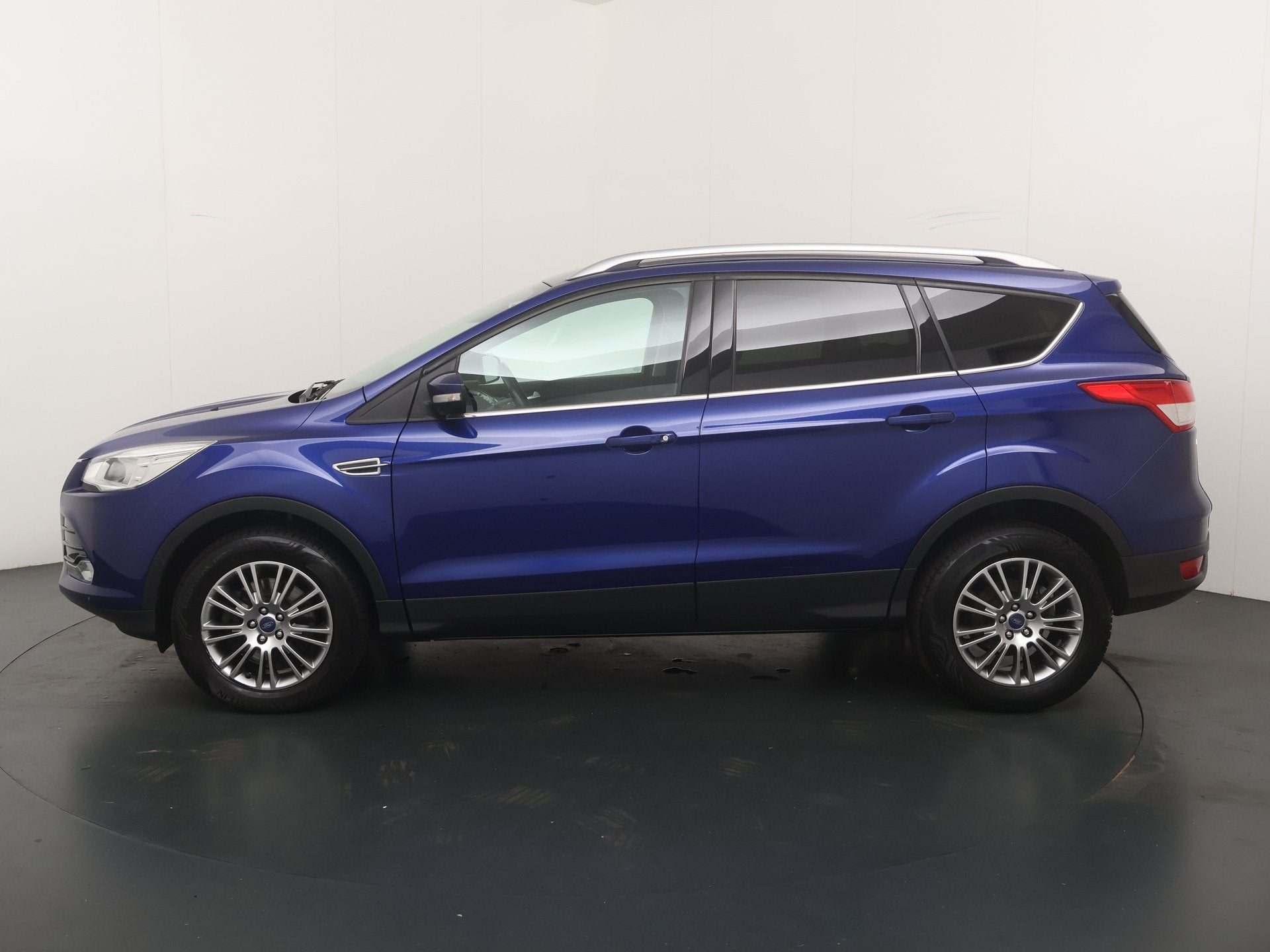 Ford Kuga 1.6 Titanium 183 pk Plus 4WD | Trekhaak | Pano | C, Auto's, Parkeerassistent, Gebruikt, Zwart, 4 cilinders