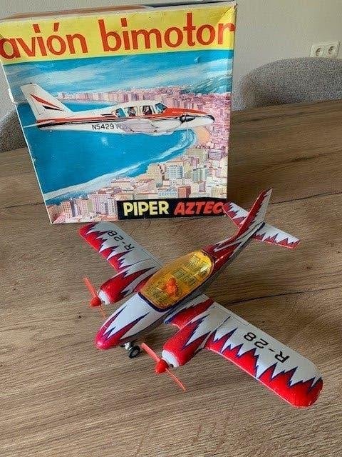 Vintage Rico Piper Aztec vliegtuig met originele doos, Antiek en Kunst, Ophalen of Verzenden
