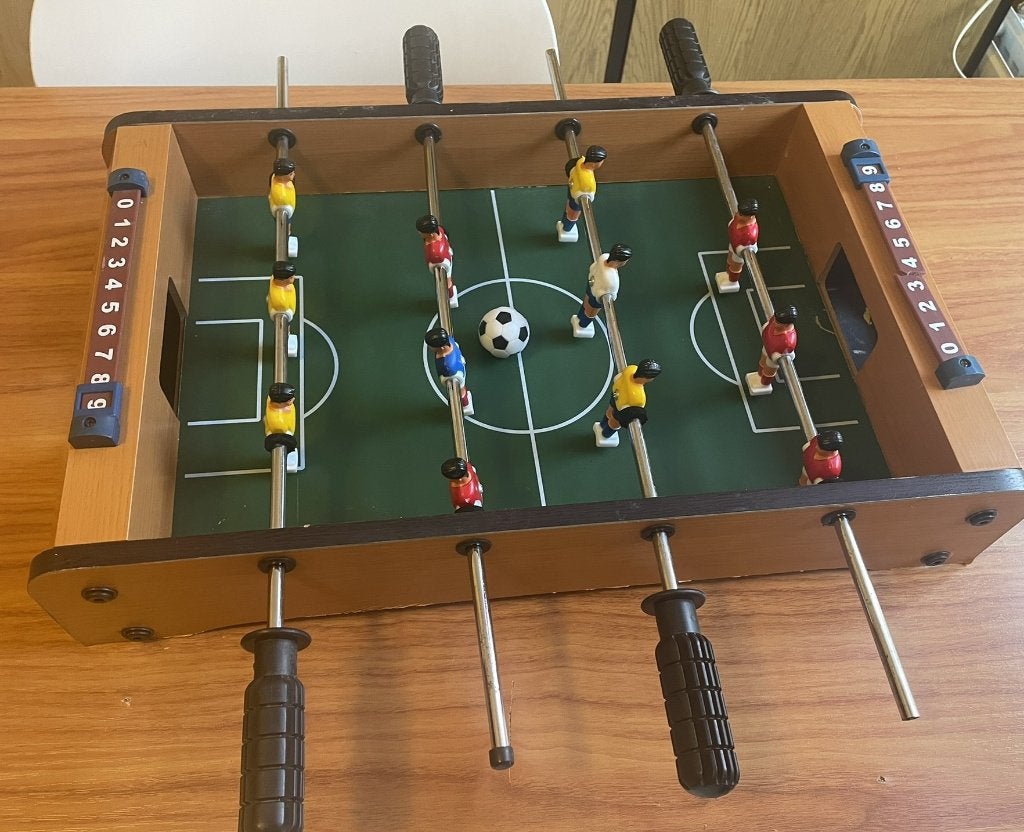 Mini tafel voetbal tafel voetbalspel met speel balletjes, Ophalen, Gebruikt