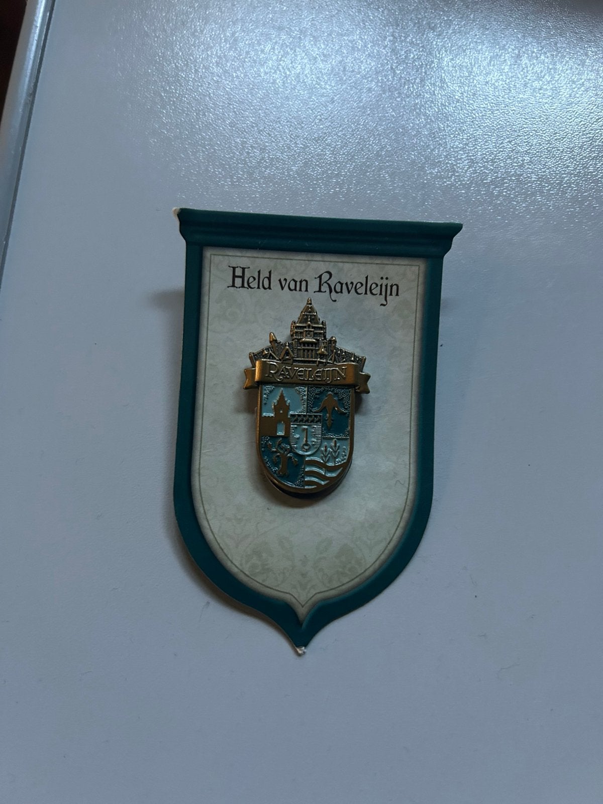 Held van Raveleijn" Ruiterspeld, Verzamelen, Ophalen of Verzenden, Zo goed als nieuw, Button of Speldje