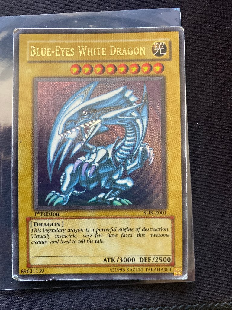 Blue-Eyes White Dragon (SDK-E001) 1st edition, Ophalen of Verzenden, Gebruikt, Losse kaart, Foil