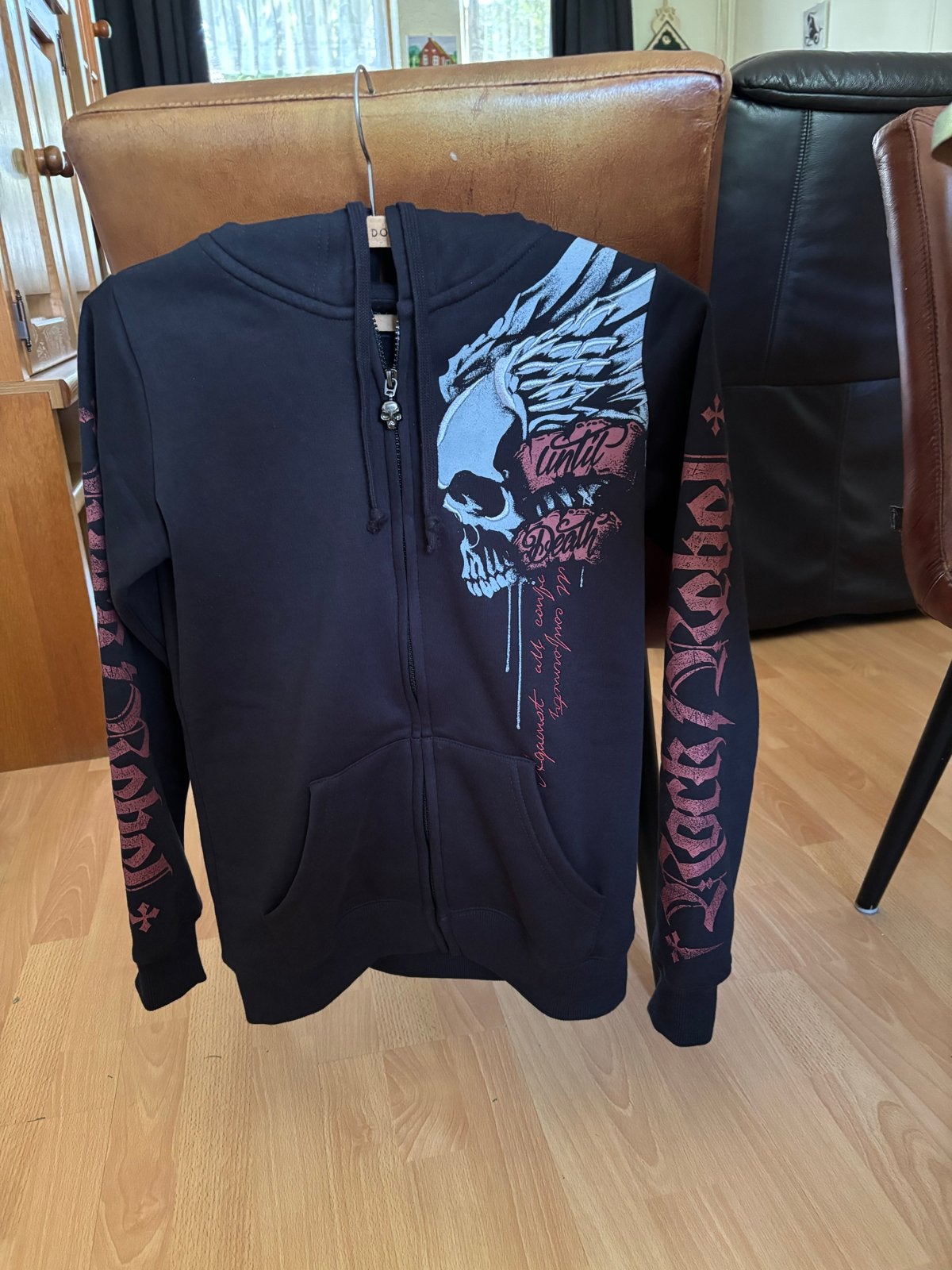 Zwarte hoodie met doodskop en vleugels, Kleding | Dames, Truien en Vesten, Ophalen of Verzenden, Gedragen, Maat 38/40 (M), Zwart