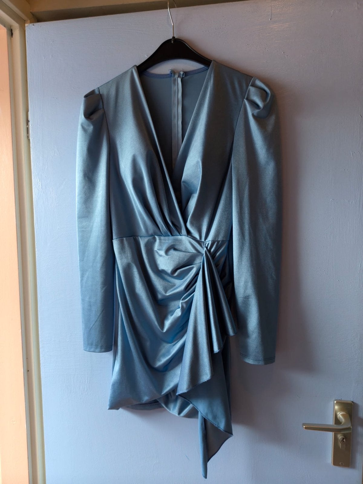 Satijnen mini-jurk met lange mouwen en overslag, Blauw, Ophalen of Verzenden, Zo goed als nieuw, Maat 36 (S)