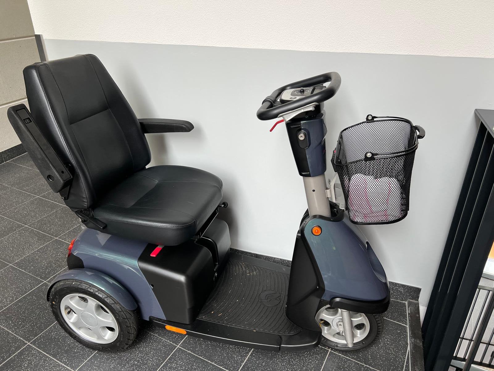 Trophy 6 scootmobiel met lader – accu vermoedelijk defect, Diversen, Ophalen, Zo goed als nieuw, Elektrische rolstoel