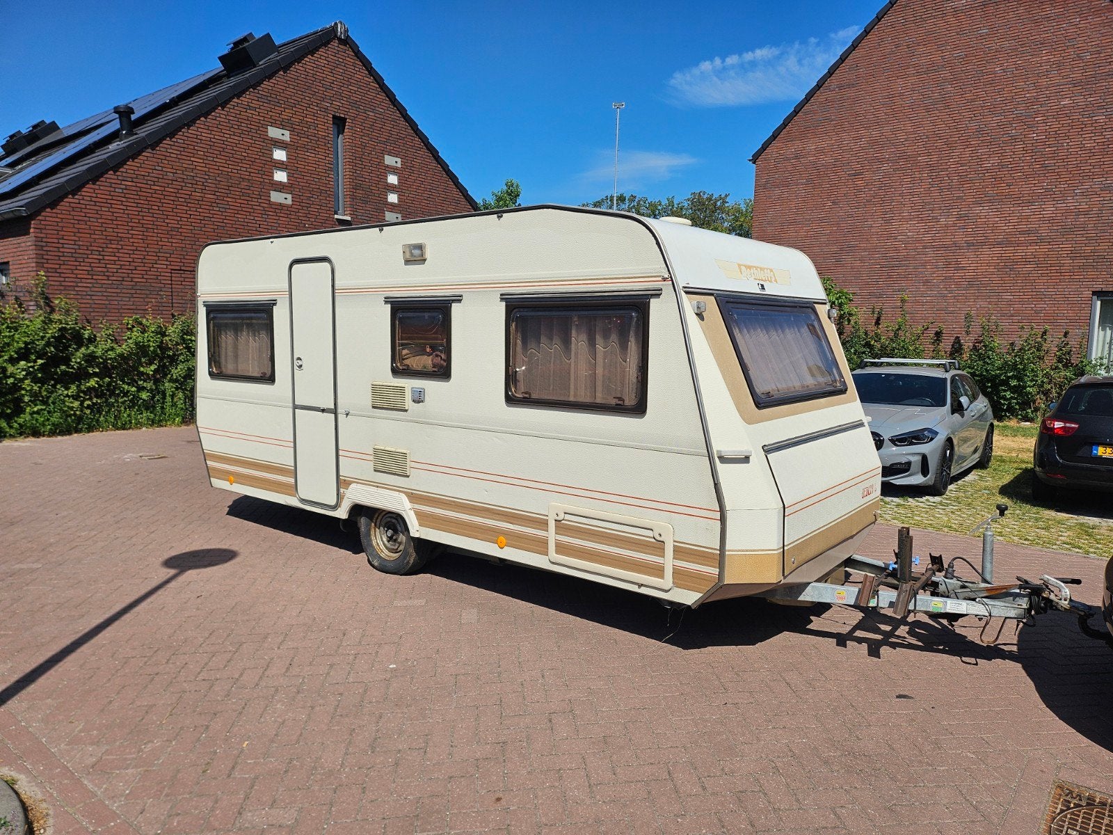 Leuke caravan met voortent helaas met incomplete papieren, Caravans en Kamperen, Caravans, Rondzit, Particulier, Dethleffs, 5 tot 6 meter