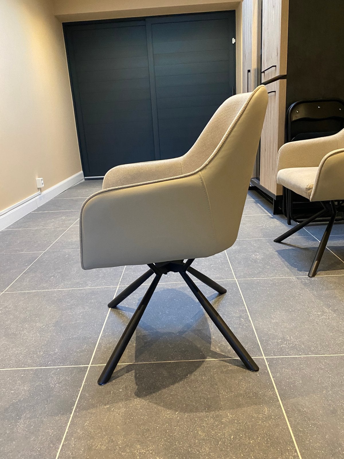 Eetkamerstoelen Saar (4 stuks), Ophalen, Overige kleuren, Zo goed als nieuw, Vier