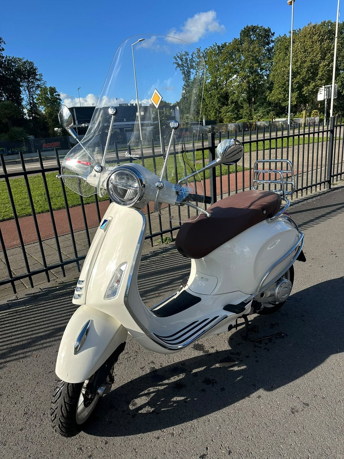 Vespa Primavera 50 | 2021 | 5.000 km | Wit | Alarm |, Ophalen, Overige modellen, Zo goed als nieuw, Benzine