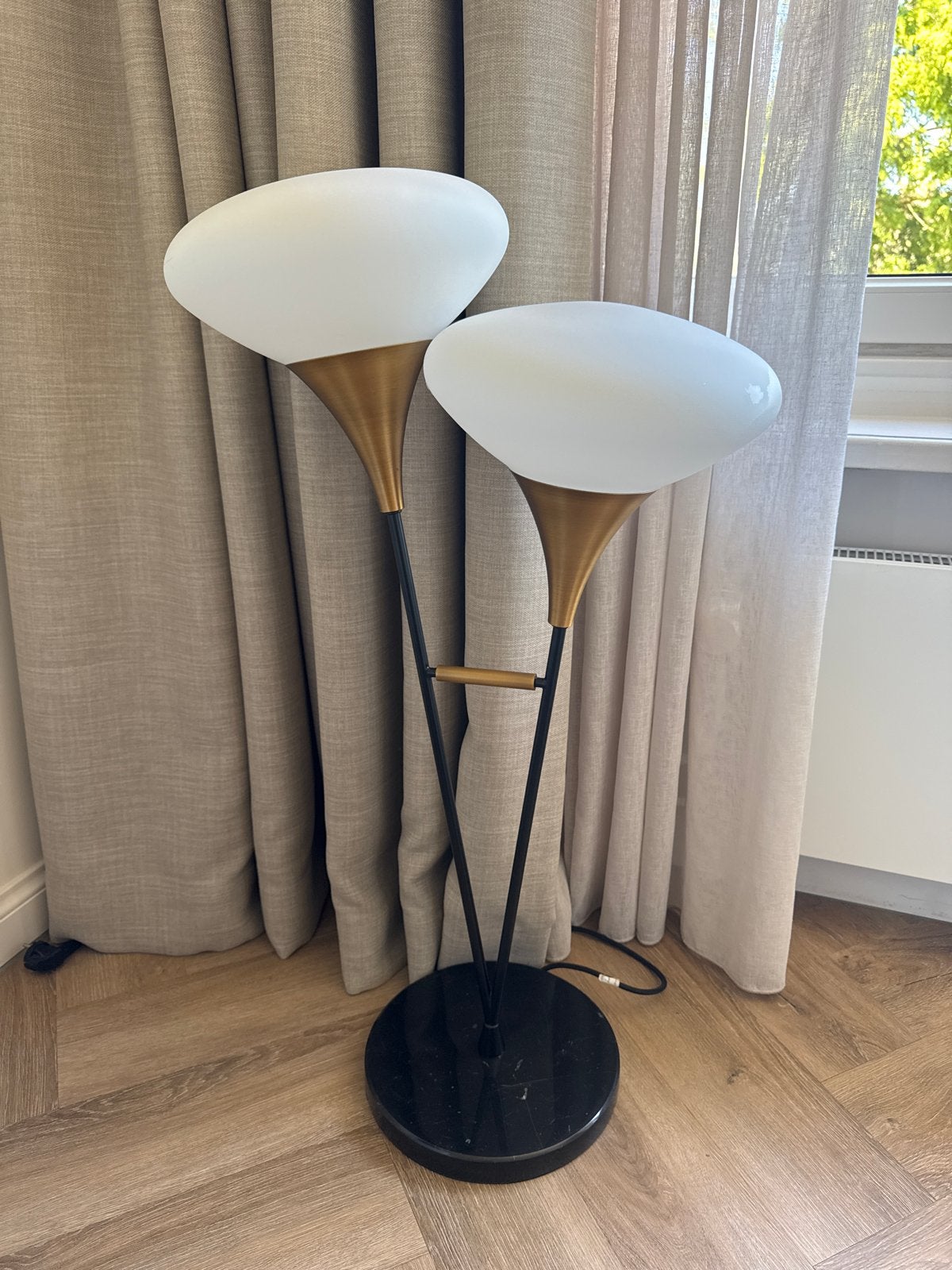 Eichholtz Vloerlamp met twee melkglazen kappen, Ophalen, Overige fittingen, Minder dan 100 cm, Glas