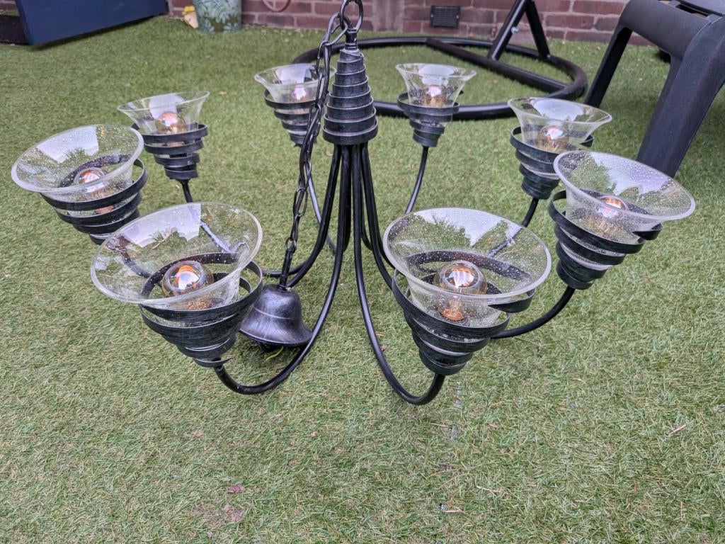 Zwarte kroonluchter met 8 glazen kelkjes - Ø 76 cm, Huis en Inrichting, Lampen | Kroonluchters, Ophalen of Verzenden, Gebruikt