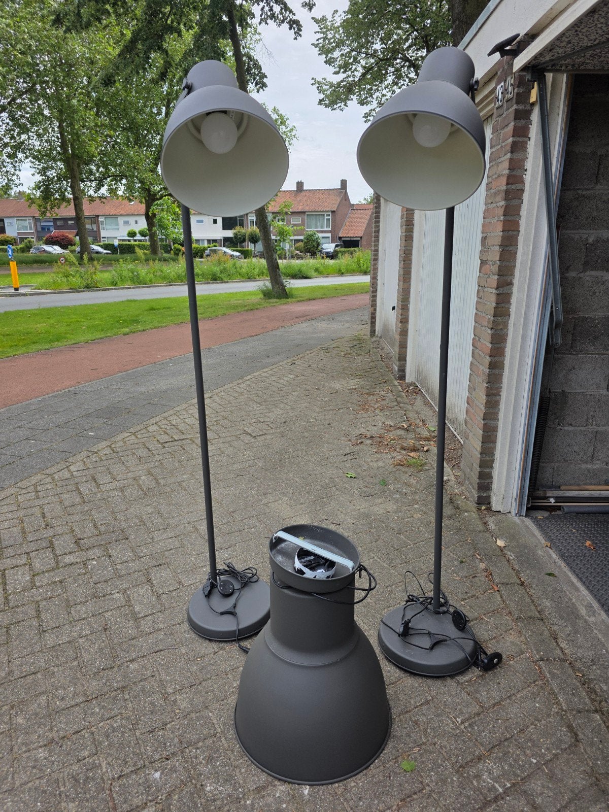 Set van 2 grijze vloerlampen en 1 hanglamp, Huis en Inrichting, Lampen | Vloerlampen, Ophalen, Gebruikt, Modern industrieel, Metaal