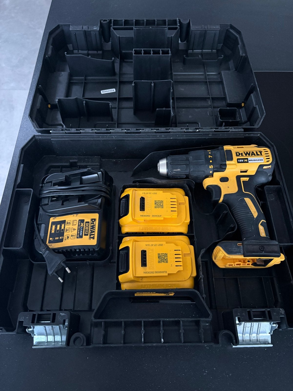 DeWalt DCD777D2T Boor-/Schroefmachine met 2 accu's en lader, Doe-het-zelf en Verbouw, Gereedschap | Boormachines, Zo goed als nieuw