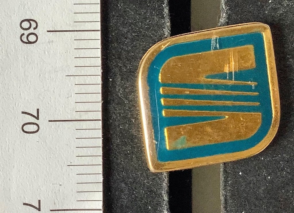 pin, Automobilia, Seat, logo type 1 (S9, Ophalen of Verzenden, Gebruikt, Transport, Speldje of Pin