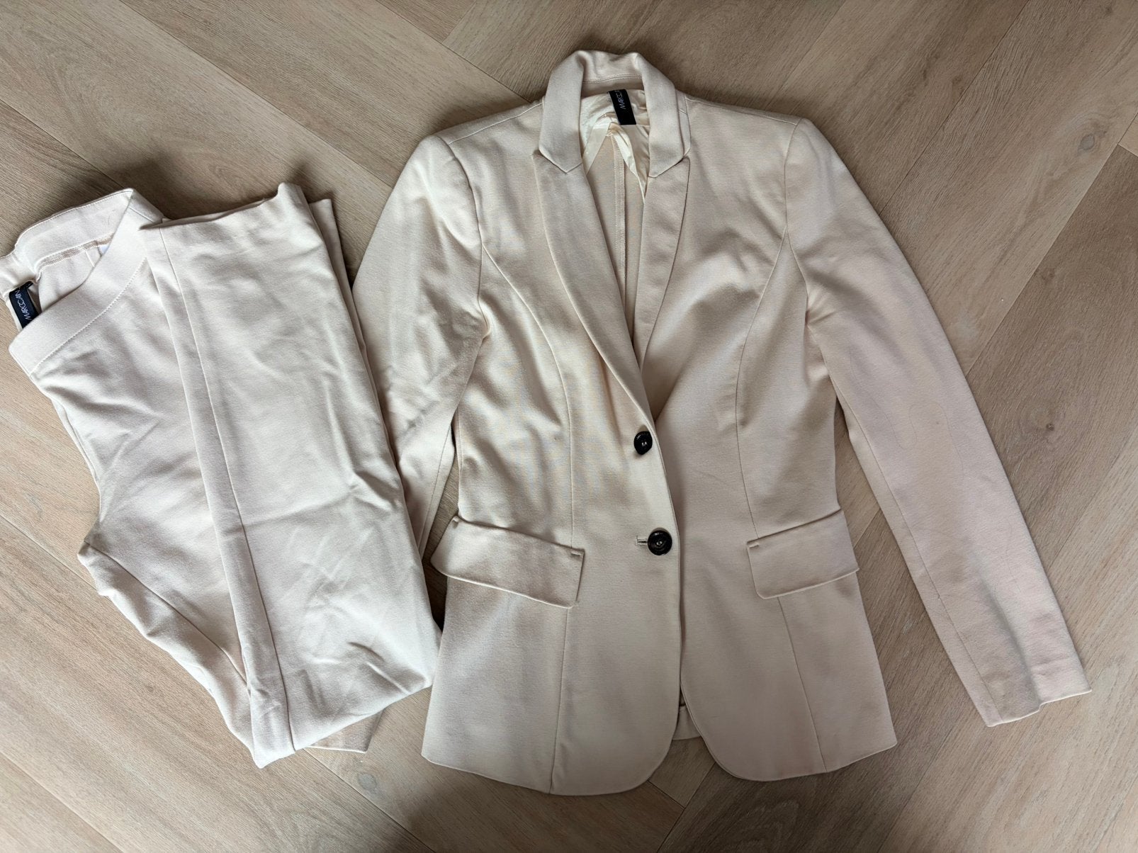 Mooi beige pak set Marccain blazer jasje broek maat 36/38, Kostuum of Pak, Beige, Ophalen of Verzenden, Zo goed als nieuw