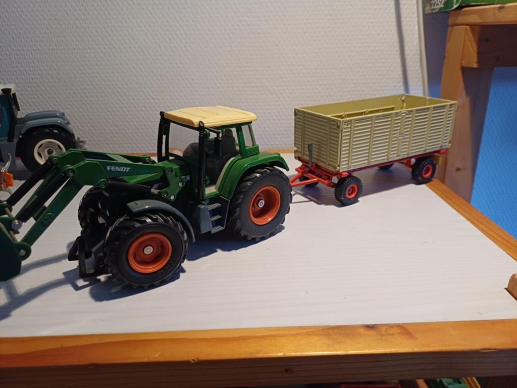 Britains Siku Fendt 714 met voorlader en zijkieper, Ophalen of Verzenden, Zo goed als nieuw, Tractor of Landbouw, Britains