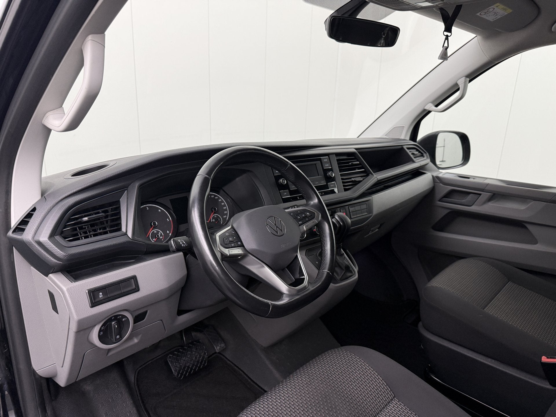 Volkswagen Transporter 2.0TDi 150PK Automaat | Kastinrichtin, Auto's, Automaat, Dealer onderhouden, Stof, Gebruikt