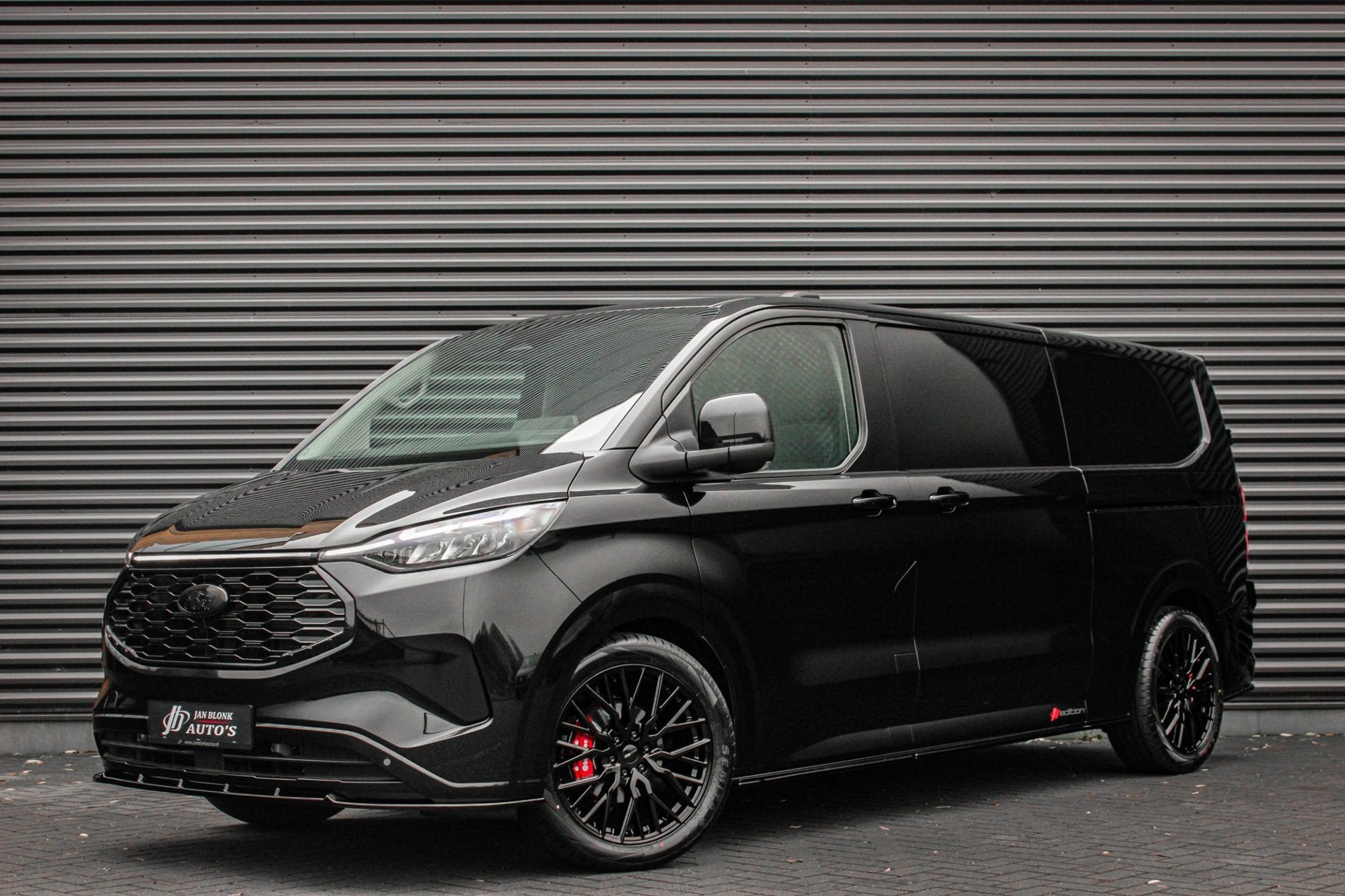 Ford E-Transit Cust. L2H1 Limited 71 kWh 218PK / JB- EDITON, Auto's, Automaat, Achterwielaandrijving, Zwart, Automatische klimaatregeling