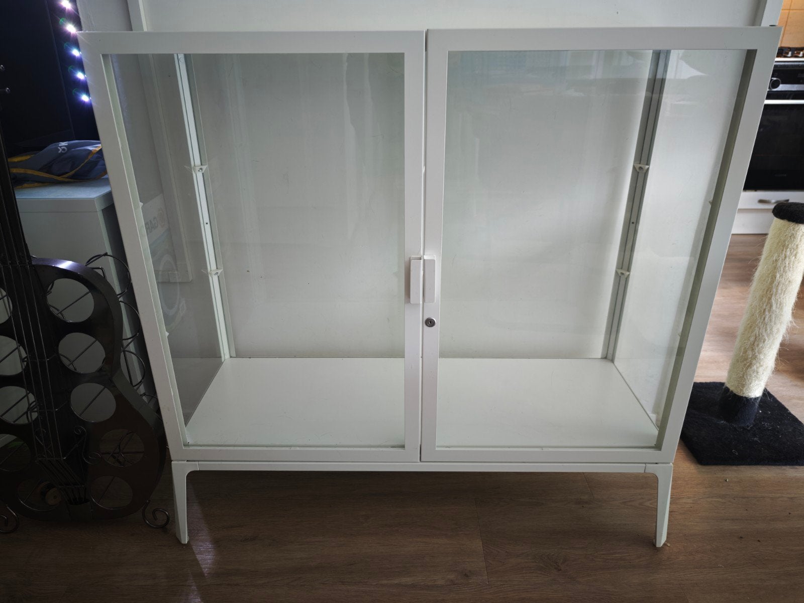 IKEA Milsbo laag wit vitrinekast, Huis en Inrichting, Kasten | Vitrinekasten, Ophalen, Met deur(en), 100 tot 150 cm, Zo goed als nieuw