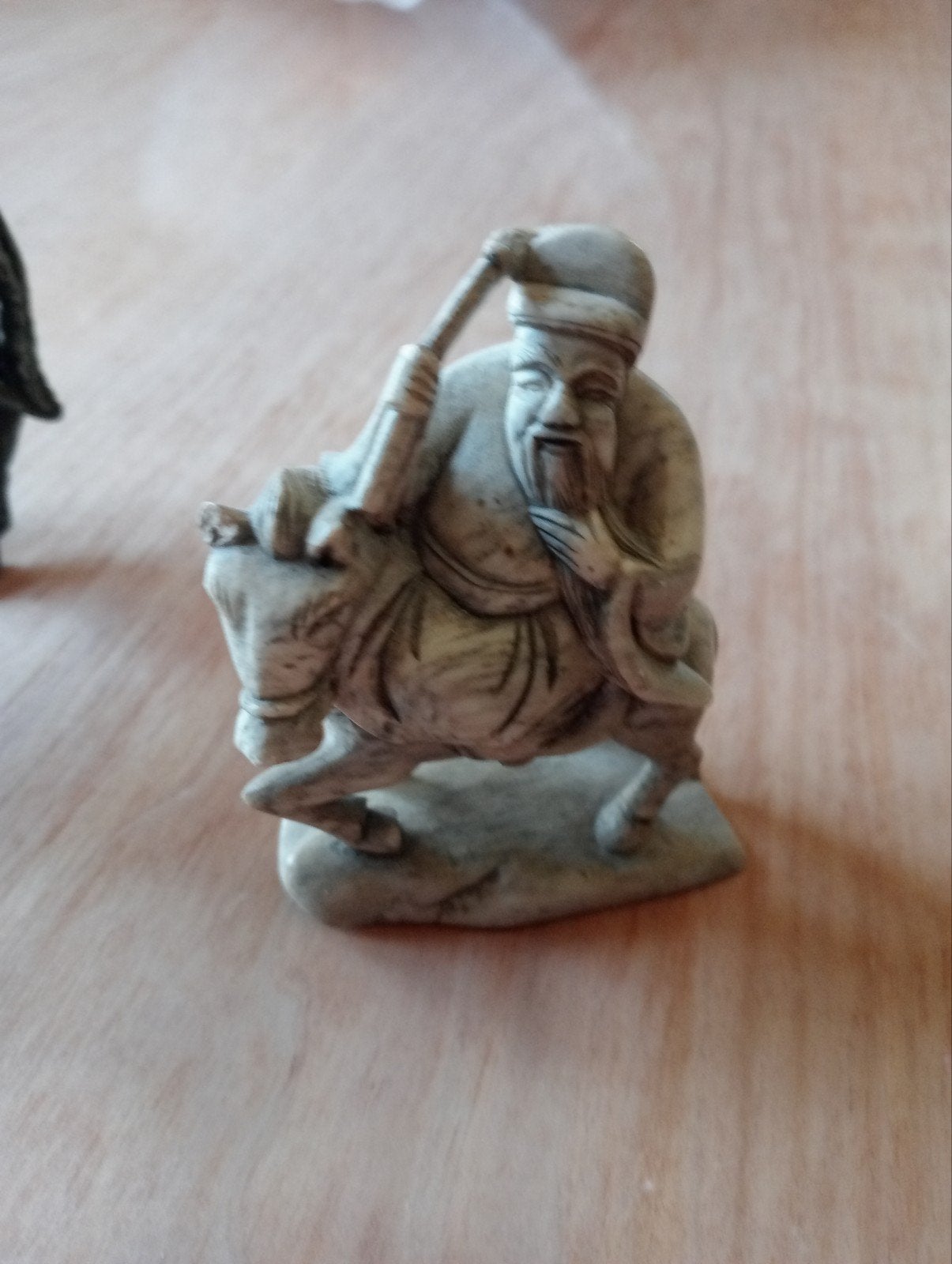Lao Tzu beeldje op os - Steen of Keramiek, Overige onderwerpen, Minder dan 20 cm, Ophalen of Verzenden, Gemerkt