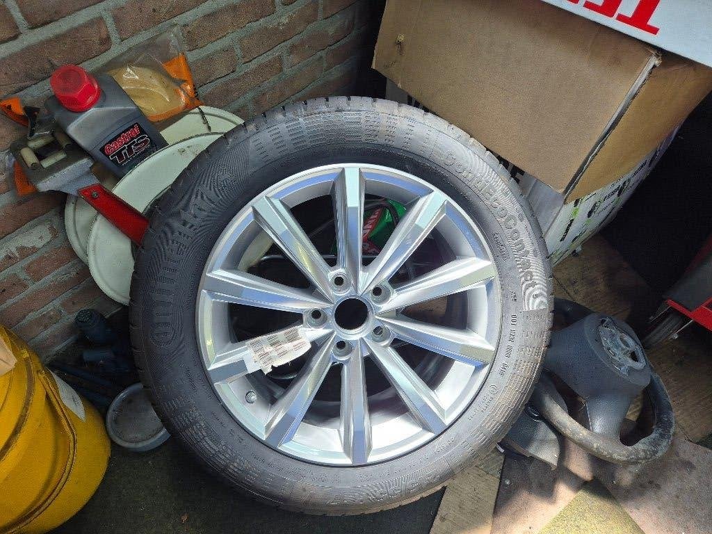 Passat B8 Nieuwe Velg + Band, Auto-onderdelen, Ophalen, 215 mm, Banden en Velgen, Nieuw