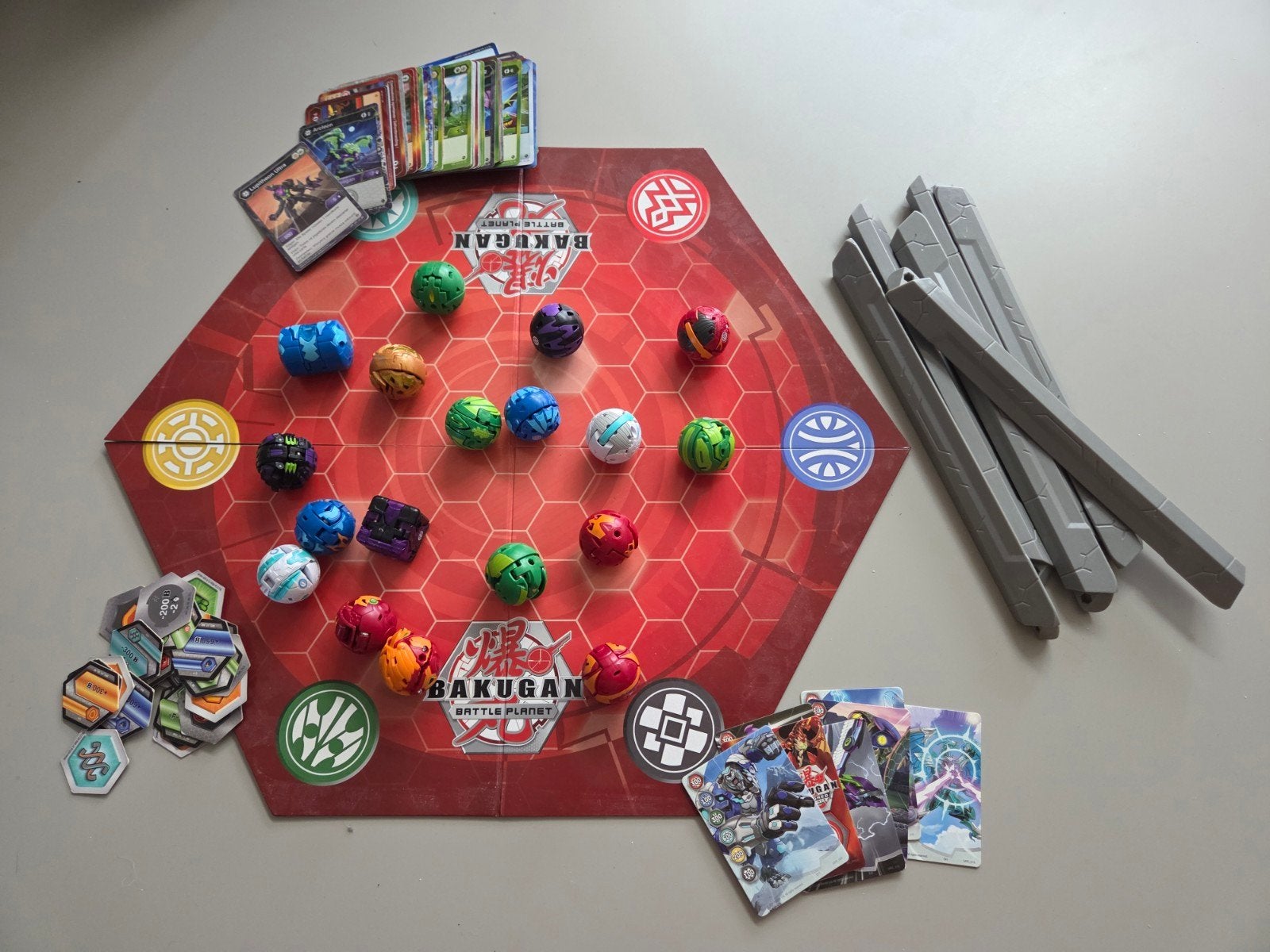 Bakugan speelset met 18 poppetjes en kaarten, Ophalen of Verzenden, Gebruikt