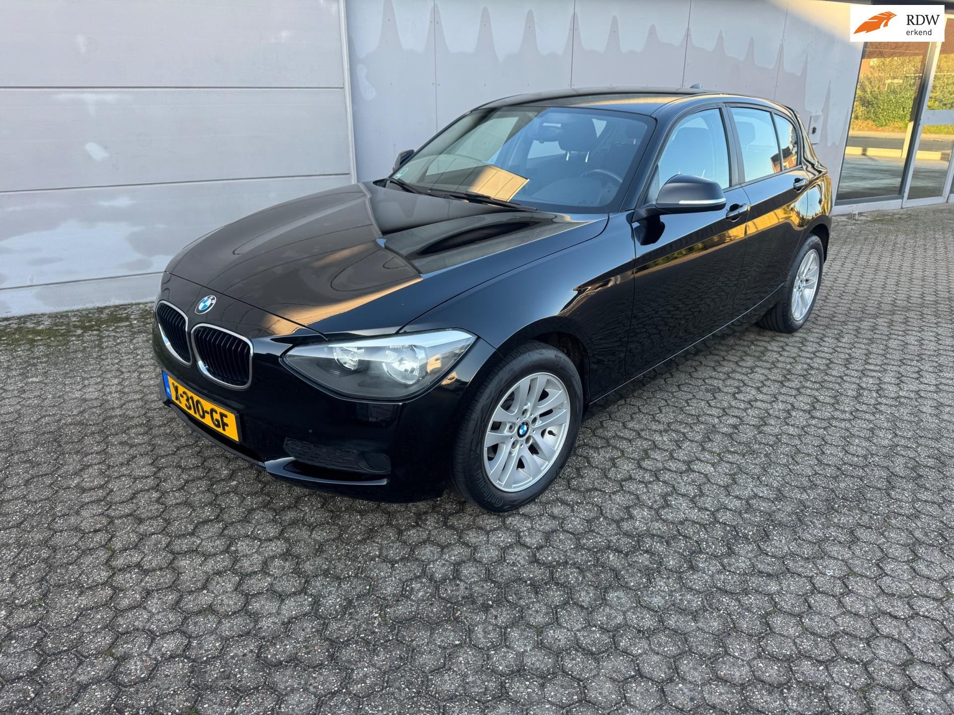 BMW 1-serie 114i Business+, Auto's, 1-Serie, Euro 5, Gebruikt, Zwart