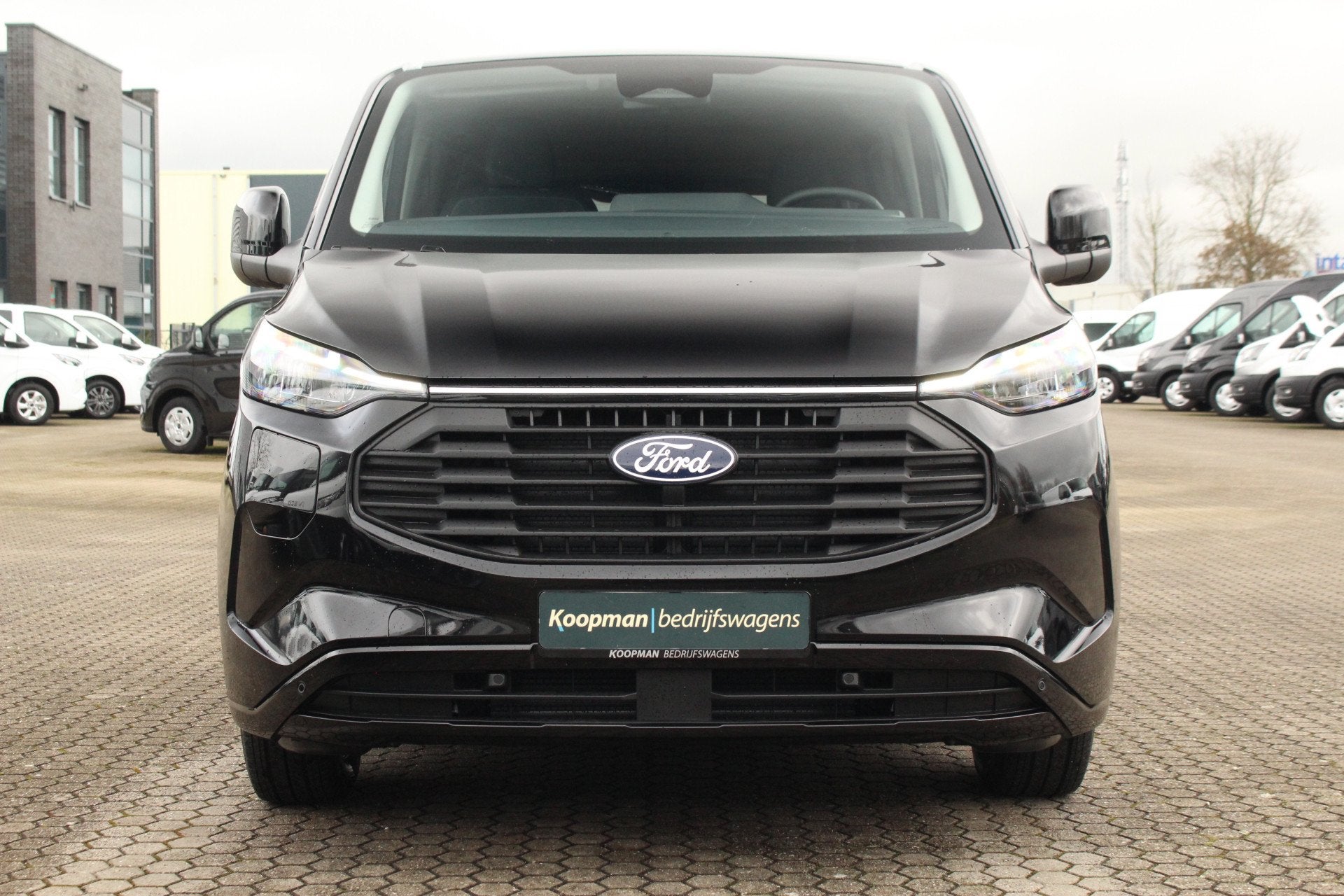 Ford Transit Custom 2.5 PHEV 233pk L2H1 Kombi Limited | 8-Pe, Auto's, Ford, Automatische klimaatregeling, 8 stoelen, 1850 kg, 2467 kg