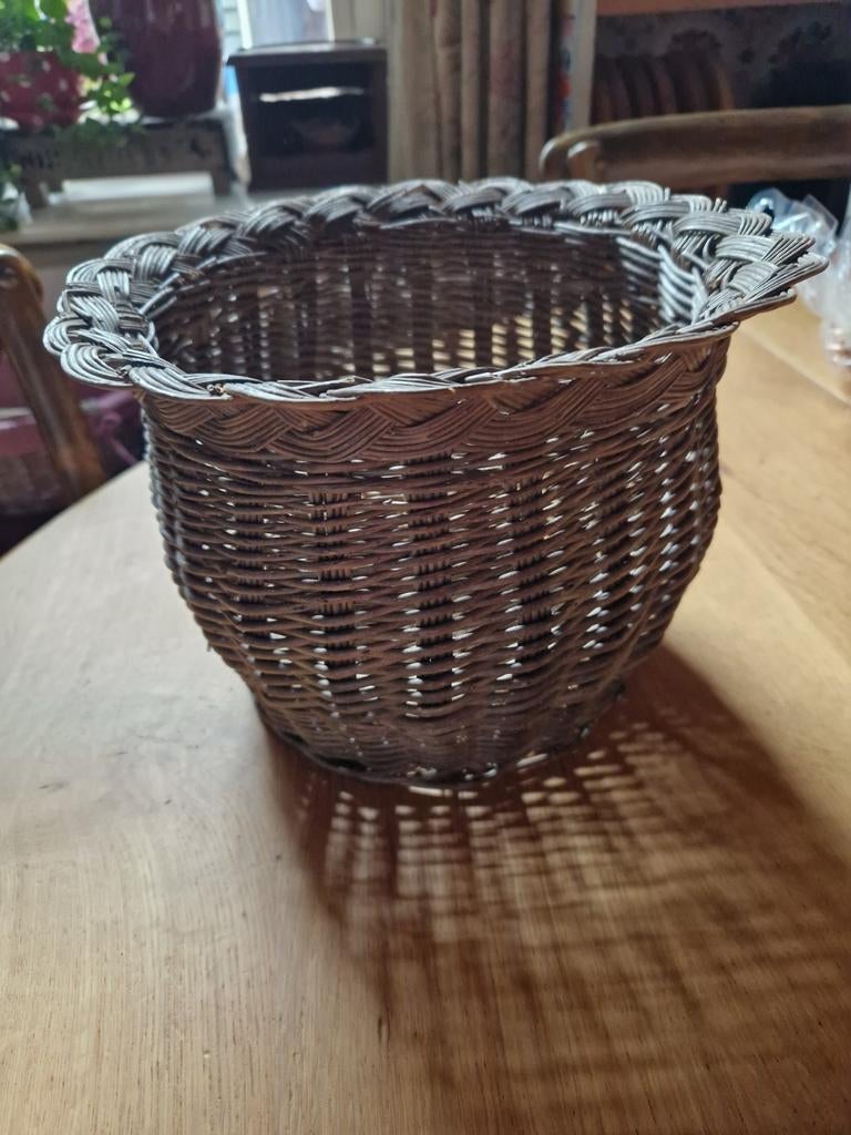 BROCANTE MAND MET KARTELRAND, Ophalen of Verzenden, Rond, Riet