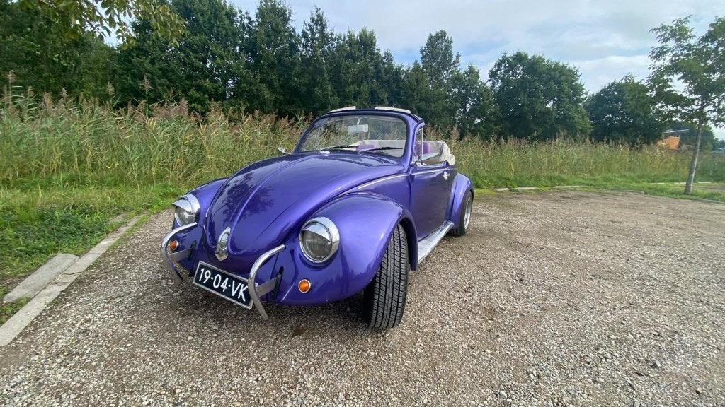 Paarse Volkswagen Kever oldtimer (1972), foto 2