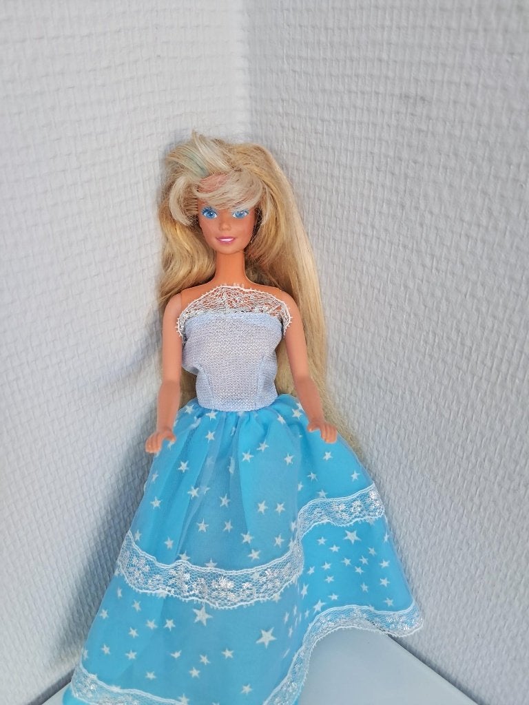 Vintage Barbie blauwe jurk en lange haren, Ophalen of Verzenden, Zo goed als nieuw, Pop