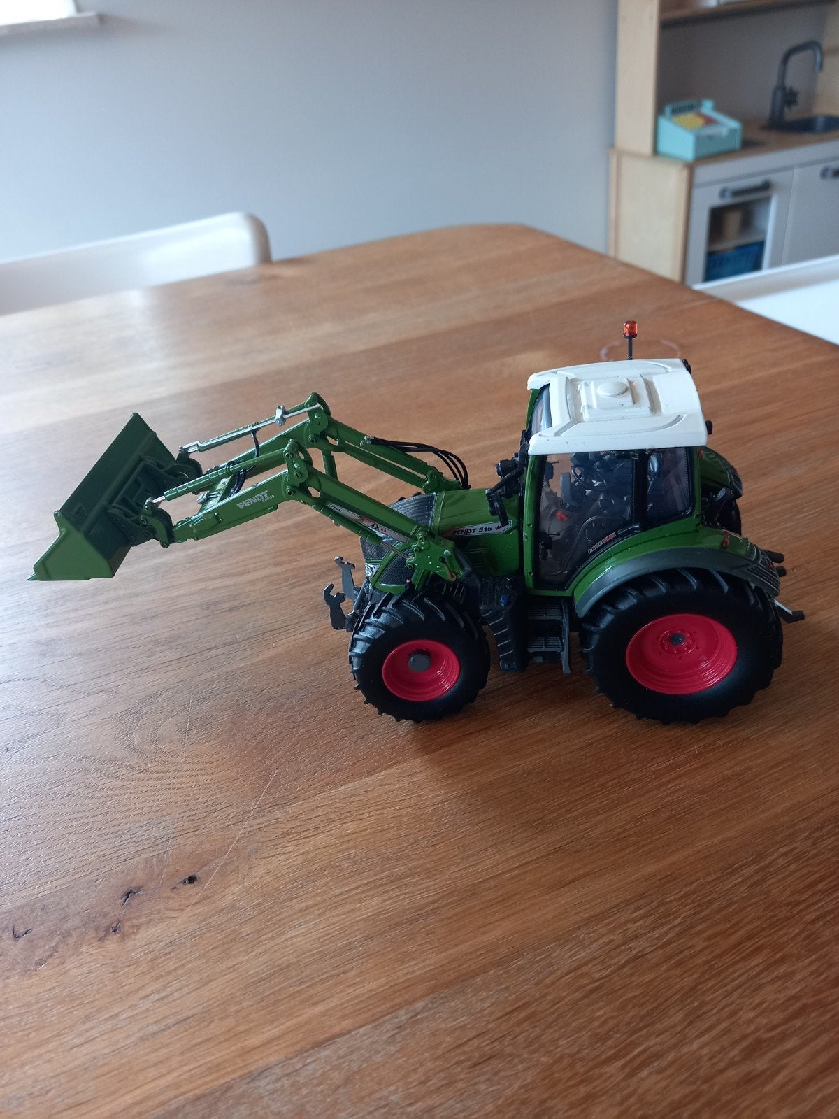 Universal Hobbies Fendt 516 Vario Schaal 1:32, Ophalen of Verzenden, Gebruikt, Tractor of Landbouw