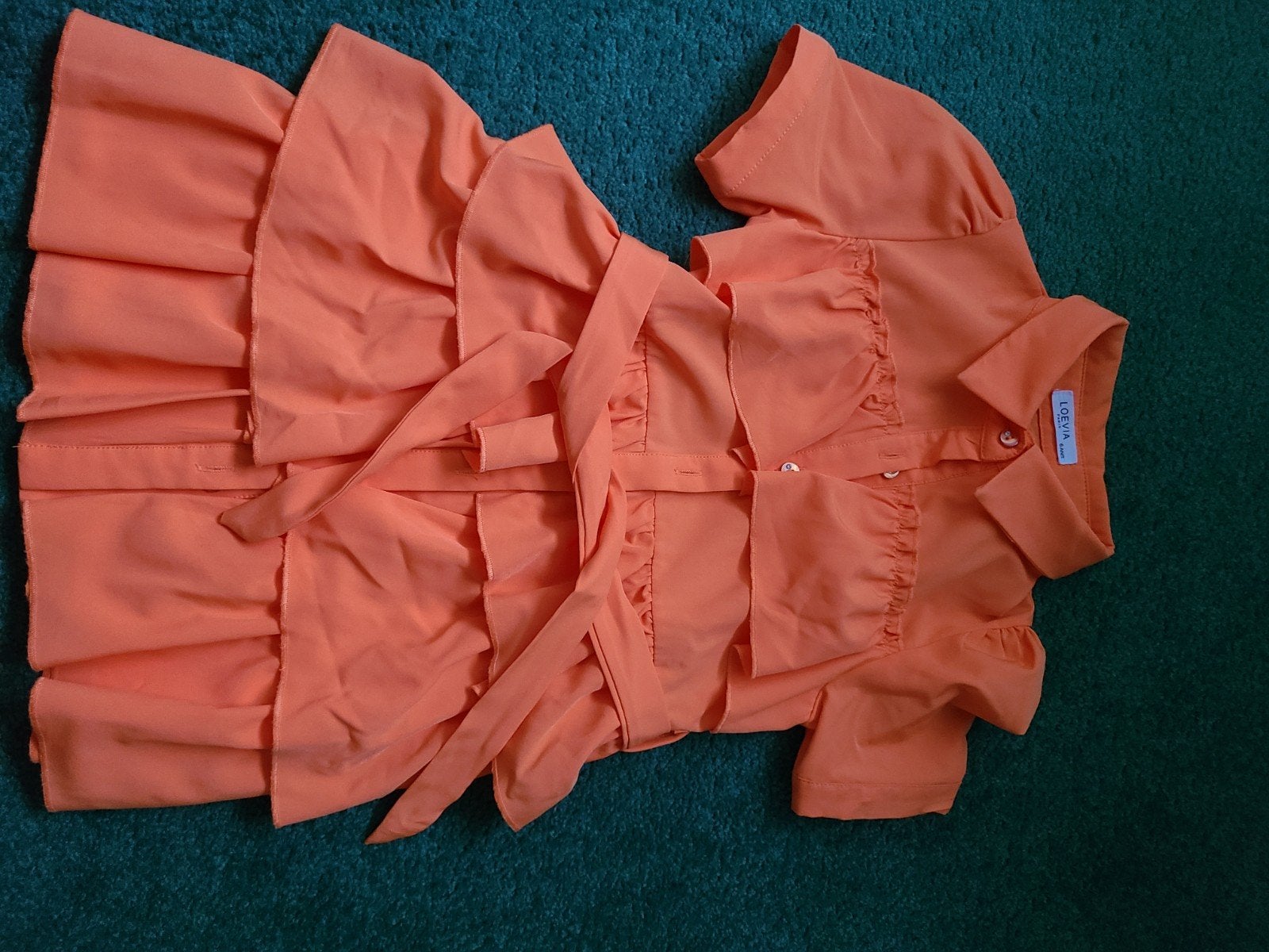 Nieuwe oranje jurk met ruches en strik - LOEVIA, Nieuw, Ophalen of Verzenden, Onder de knie, Oranje