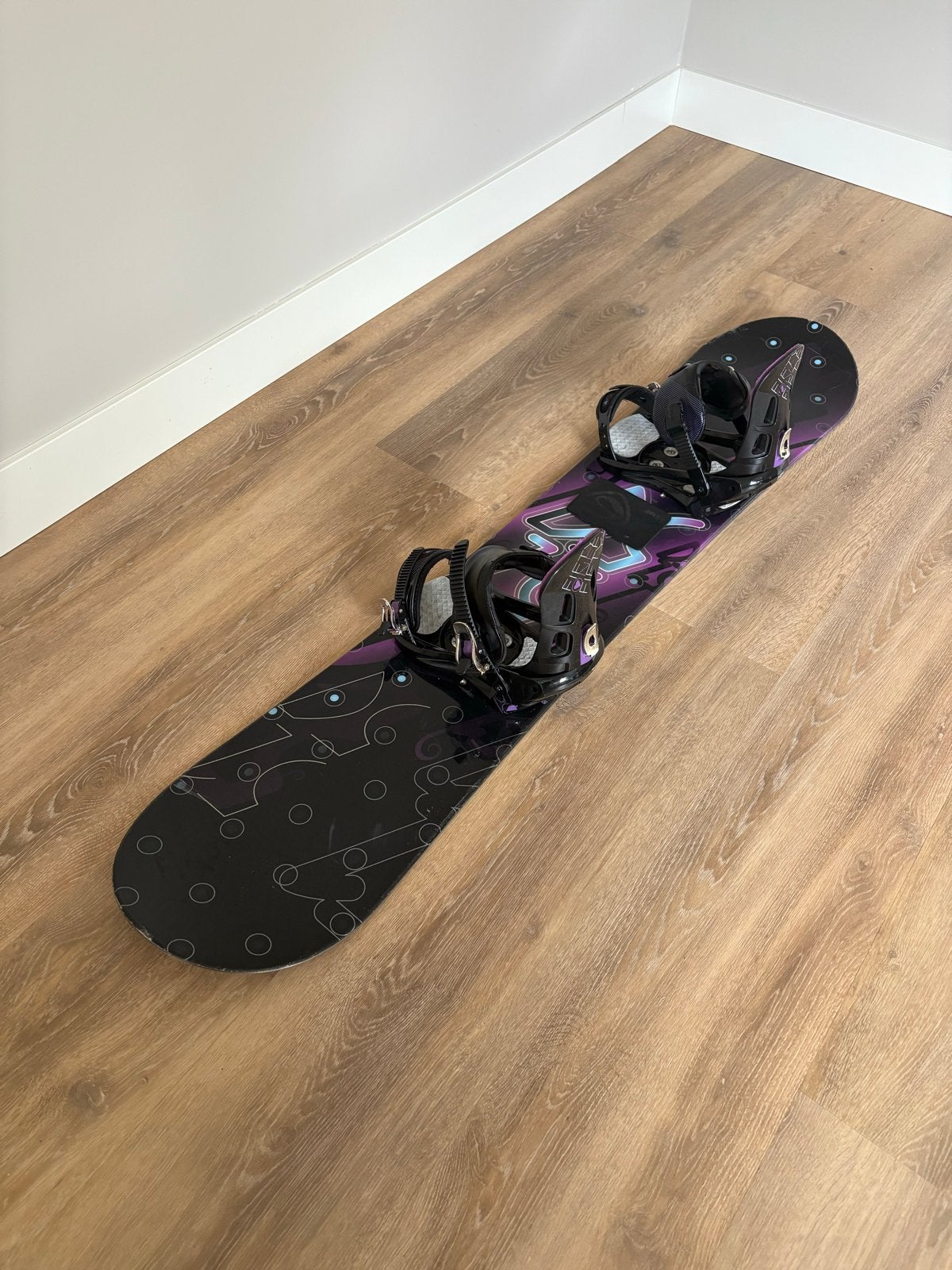Snowboard FiftyOneFifty Prism Series 144cm met bindingen, Ophalen, Gebruikt, Board