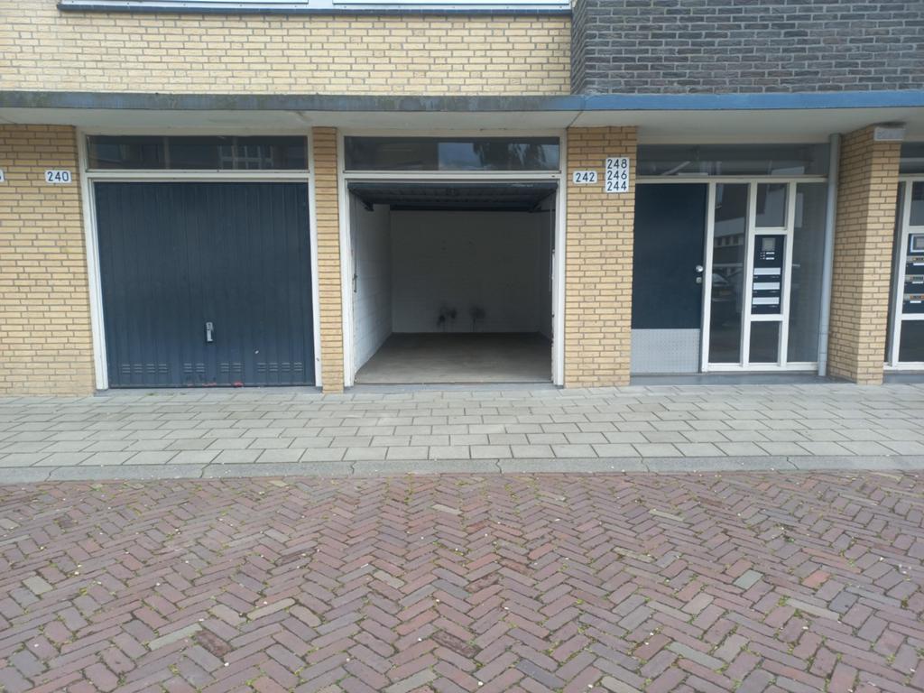 TE HUUR GARAGEBOX ZWIJNDRECHT.
