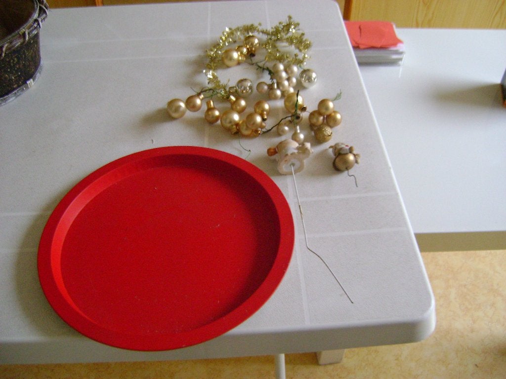 rode metalen schaal 25cm rond voor kerststuk met assesoires, Diversen, Kerst, Ophalen of Verzenden, Zo goed als nieuw