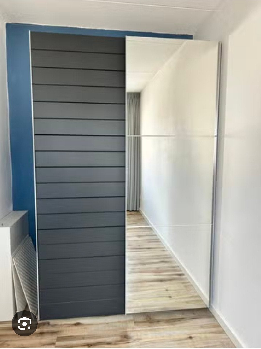 Kledingkast met schuifdeuren en spiegel, Huis en Inrichting, Kasten | Kledingkasten, Ophalen, Overige materialen, Met deur(en)