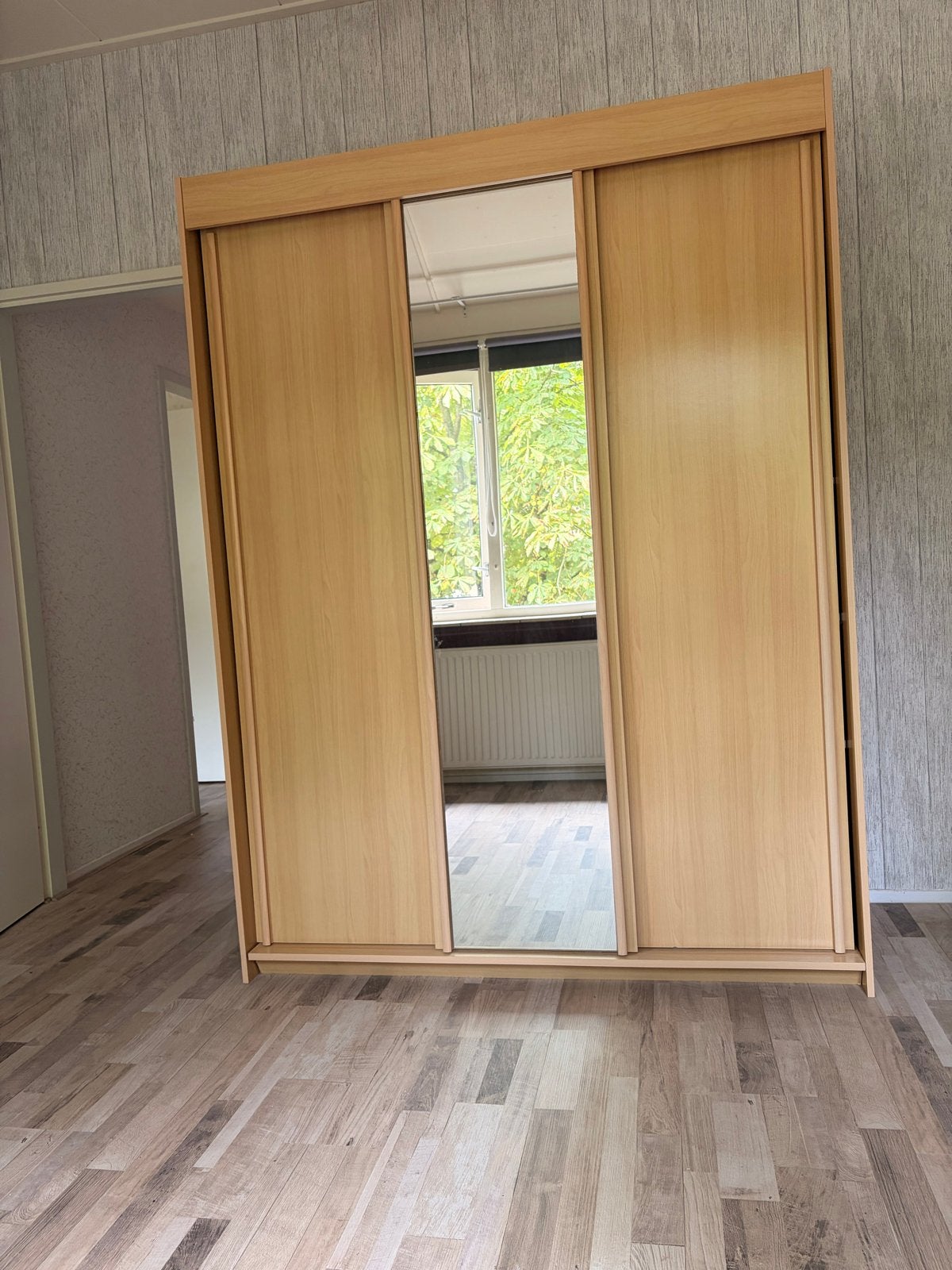 GRATIS - Kledingkast met schuifdeuren en spiegel, Ophalen, Met plank(en), Gebruikt, 100 tot 150 cm