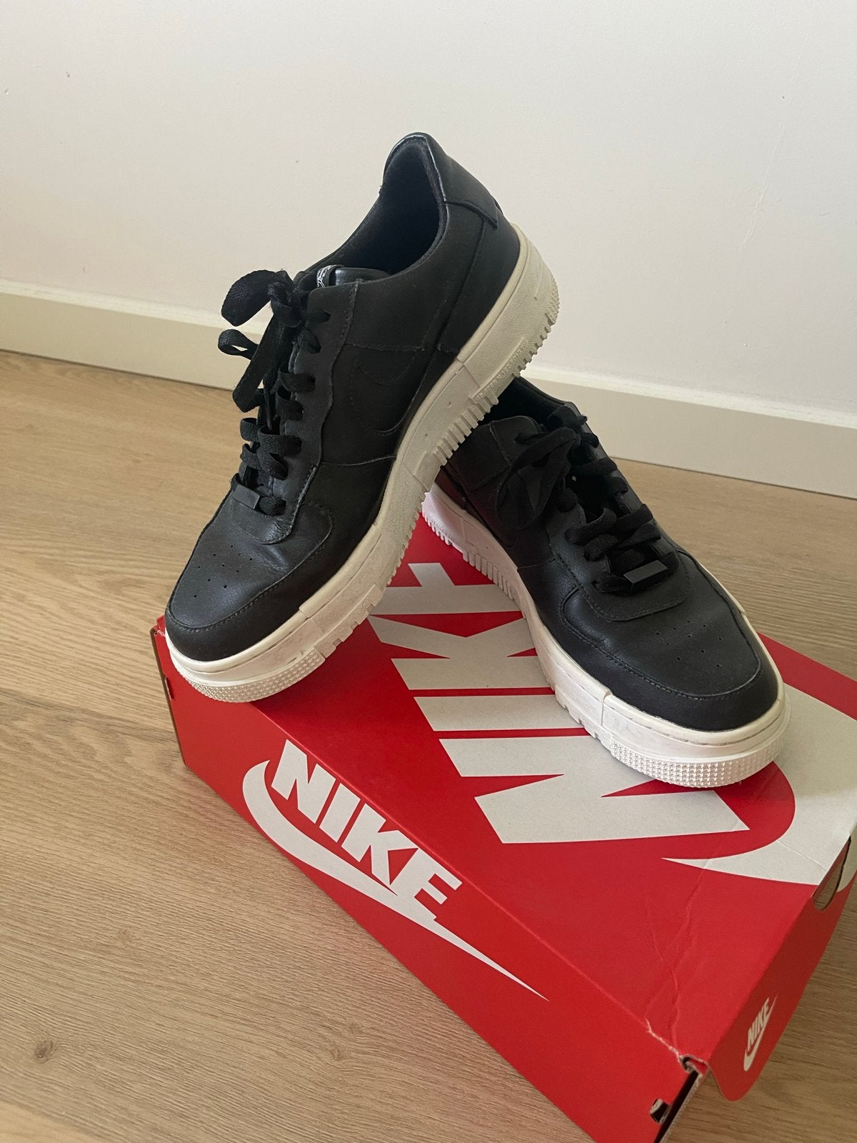 Nette Nike Air Force 1 sneakers - Maat 43, Kleding | Dames, Schoenen, Zo goed als nieuw, Sneakers of Gympen, Zwart, Ophalen of Verzenden