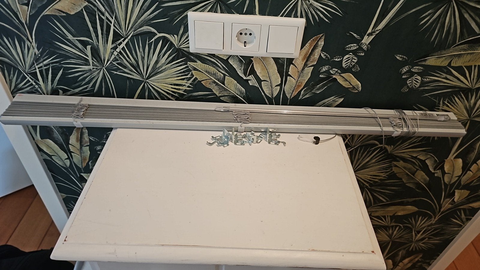 Lichtgrijze metalen luxaflex, 103x54 cm, zgan, Doe-het-zelf en Verbouw, Rolluiken, Ophalen, Minder dan 100 cm, 100 tot 150 cm
