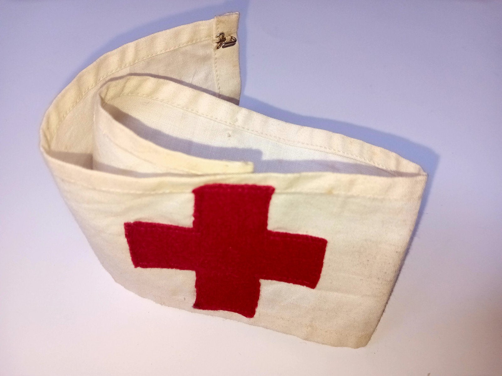 Originele Militaire Rode Kruis Armband Sanitäter, Verzamelen, Ophalen of Verzenden, Landmacht, Nederland, Kleding of Schoenen