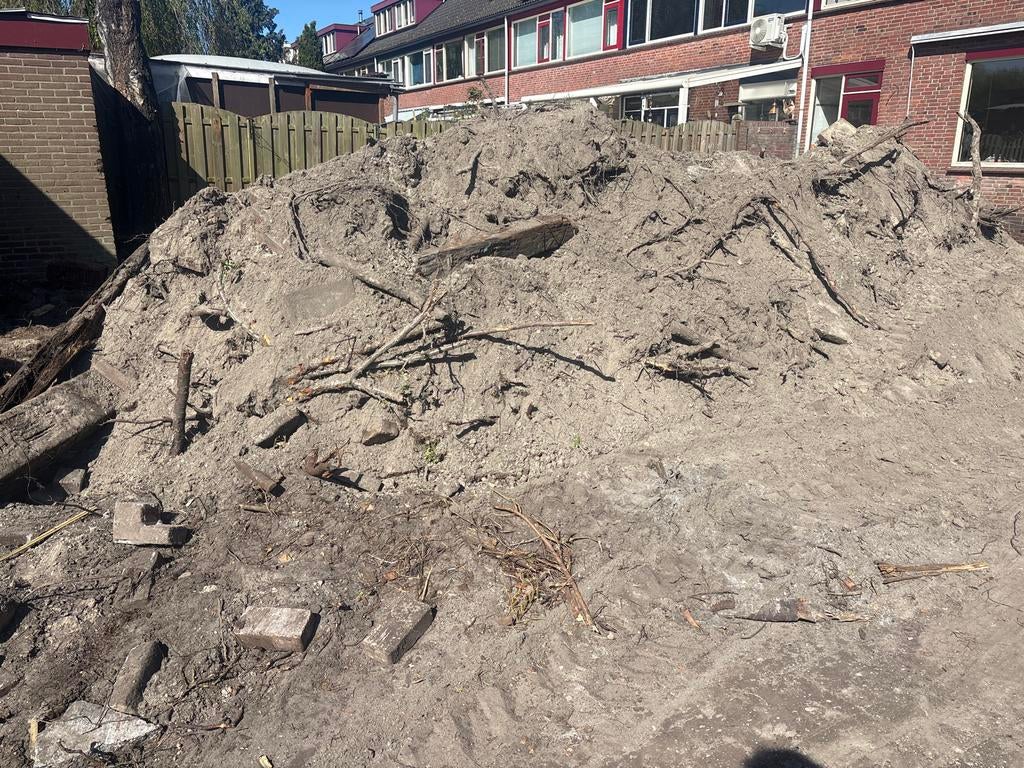 GRATIS Grote berg grond met wortels en takken, Ophalen of Verzenden