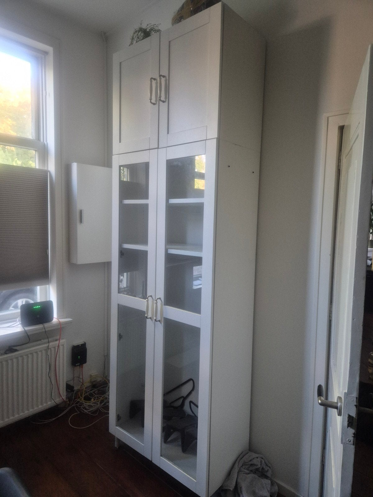 Witte kledingkast met opzetkast