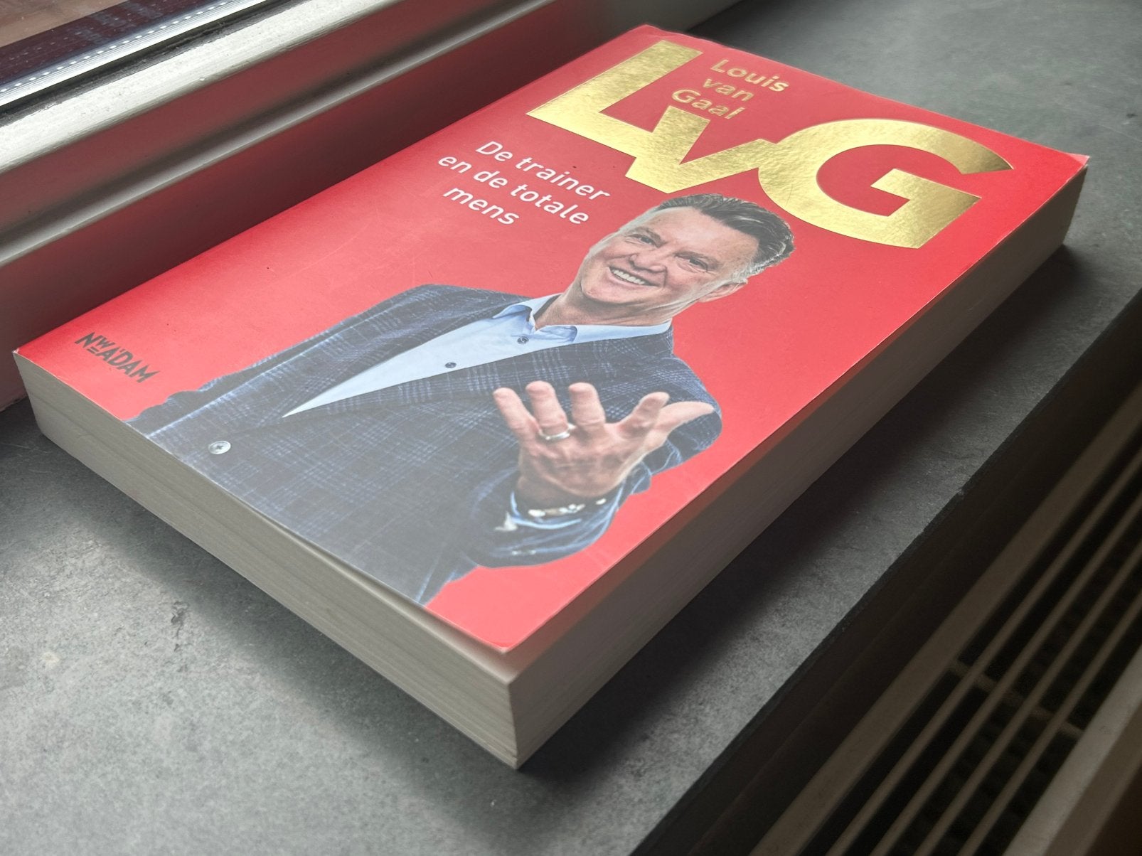 Gesigneerd boek Louis van Gaal De trainer en de totale mens, Ophalen of Verzenden, Gelezen, Balsport