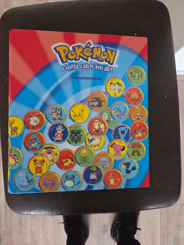 Pokemon Muntenmap uit 2001, Hobby en Vrije tijd, Verzamelkaartspellen | Pokémon, Ophalen, Zo goed als nieuw