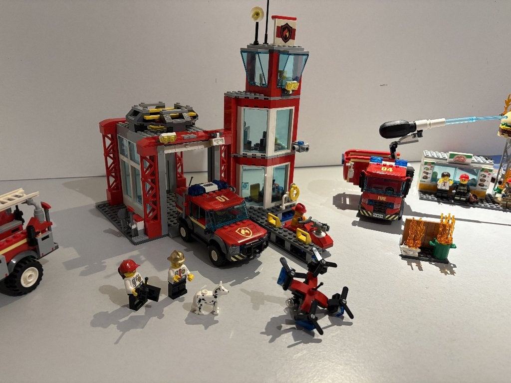 LEGO City Brandweerkazerne met extra brandweervoertuigen., Ophalen of Verzenden, Complete set, City, Gebruikt