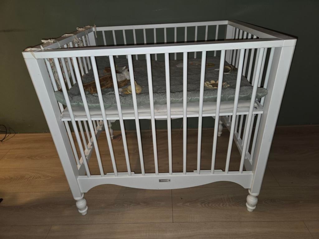 Bopita box met klassieke pootjes en diverse boxkleden, Kinderen en Baby's, Boxen, Ophalen, Gebruikt, Vierkant, Boxkleed